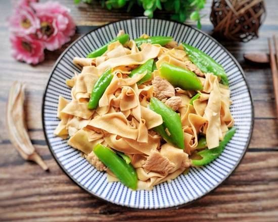 Shredded Tofu Skin and Hot Pepper Stir Fry （尖椒干豆腐）